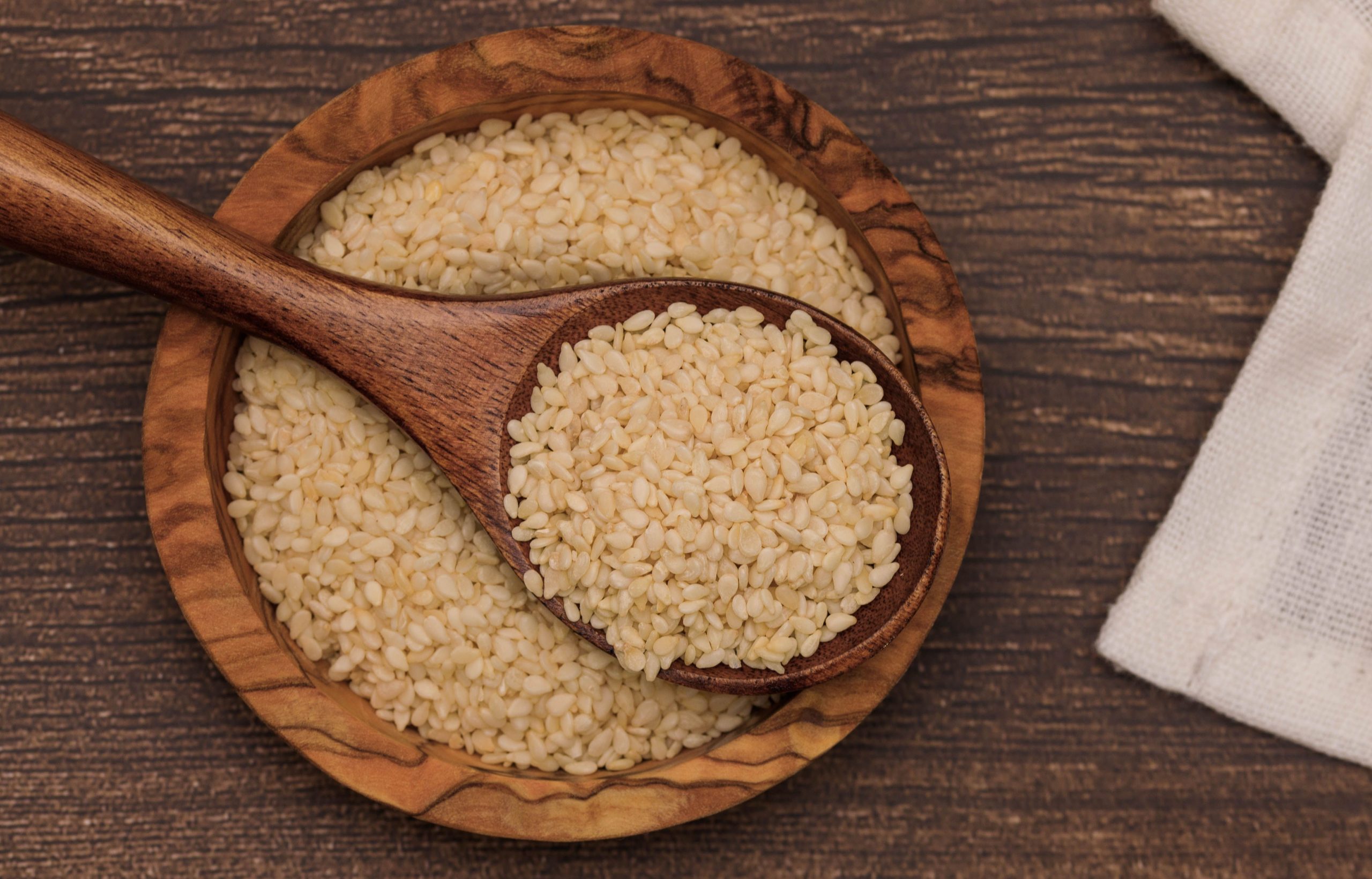 Bol en bois rempli de graines de sesame nutritives