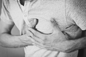 Homme se tenant la poitrine indiquant une douleur