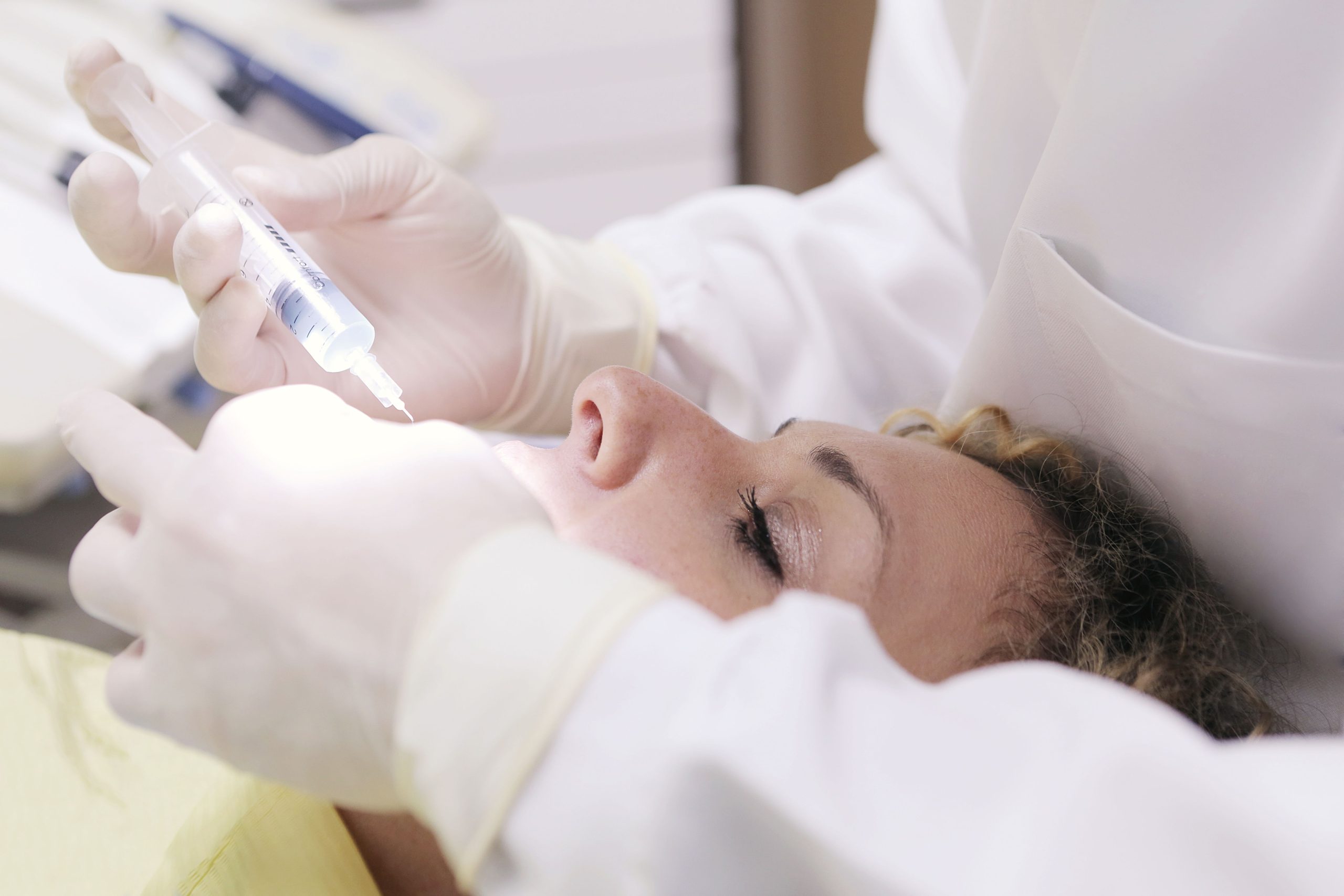 Professionnel dentaire administrant une injection anesthesique