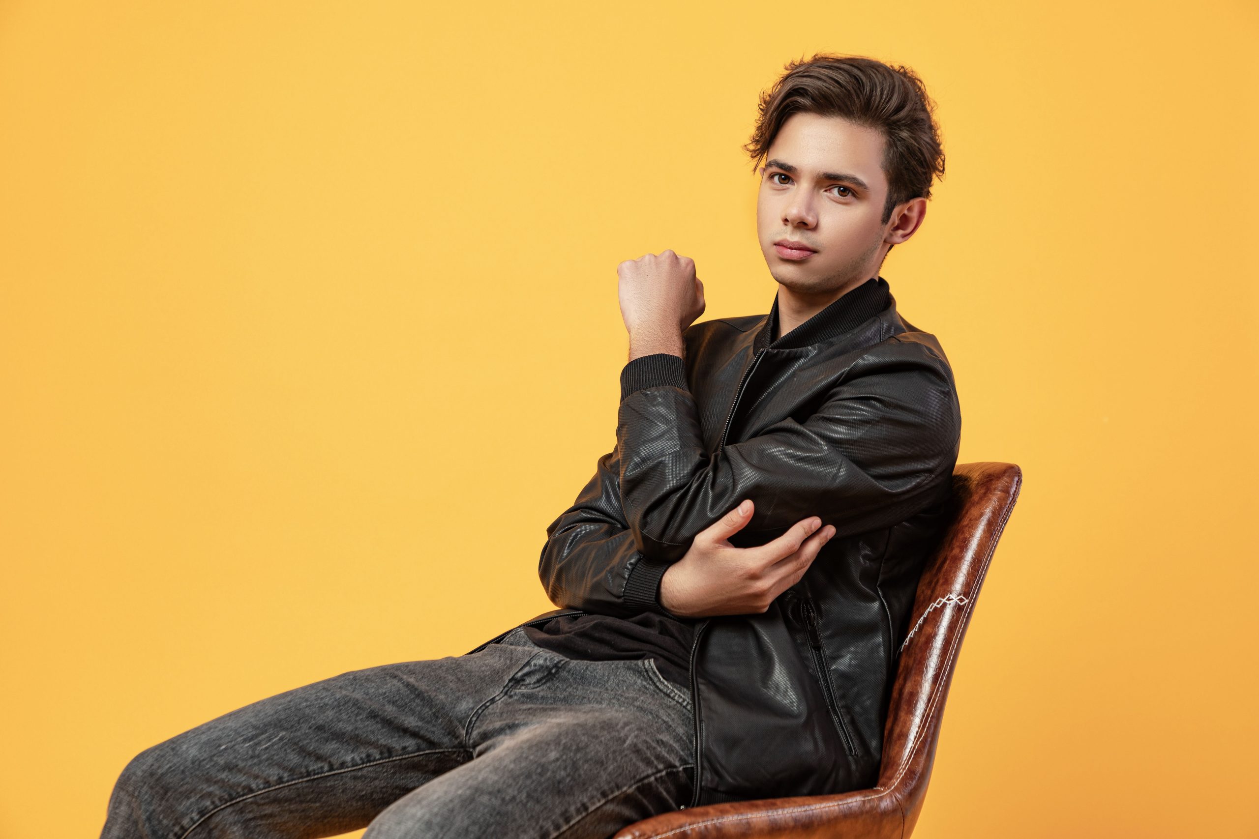 Jeune homme brun impassible veste cuir
