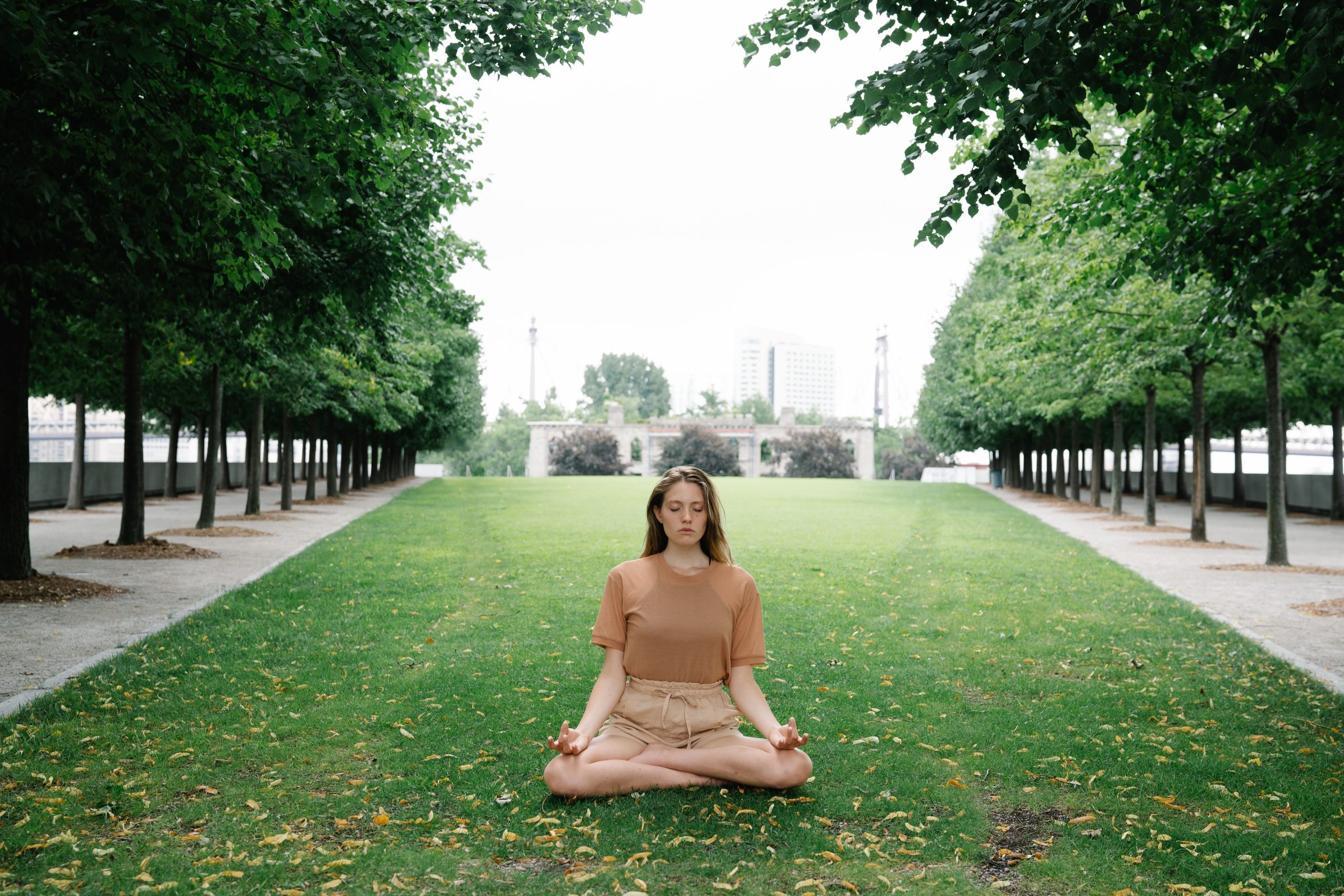 Femme yoga méditation en parc verdoyant