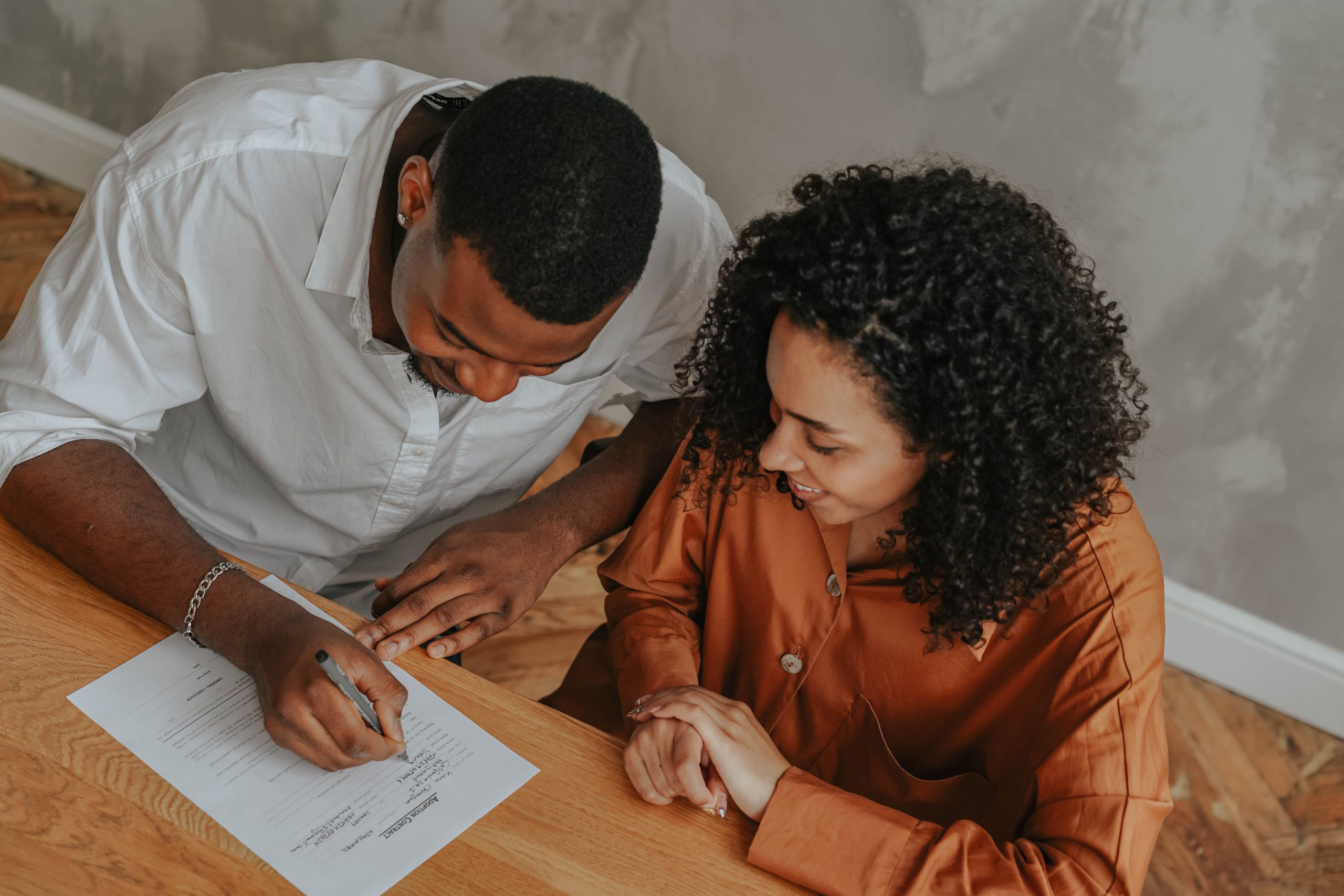 Couple signant certificat vue de dessus