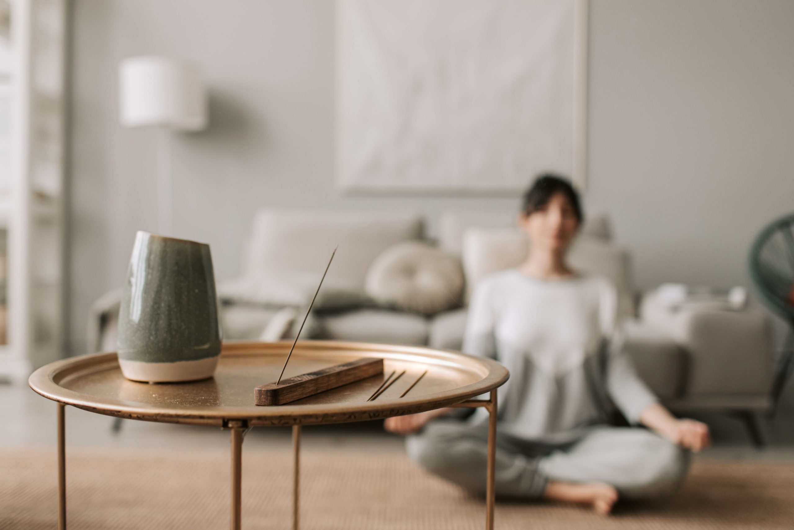Salon paisible avec encens et femme méditante