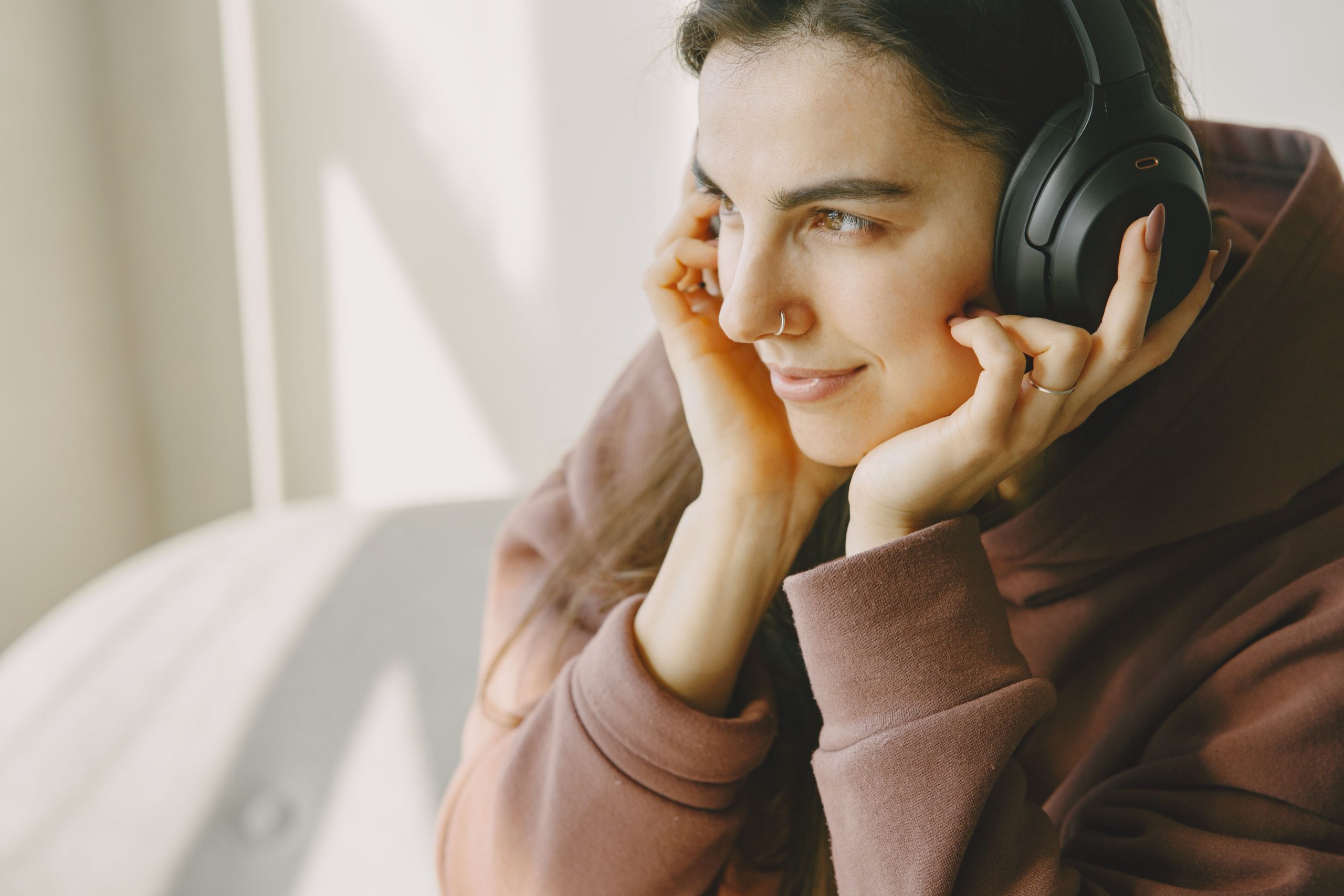 Femme détendue écoutant musique avec casque sans fil