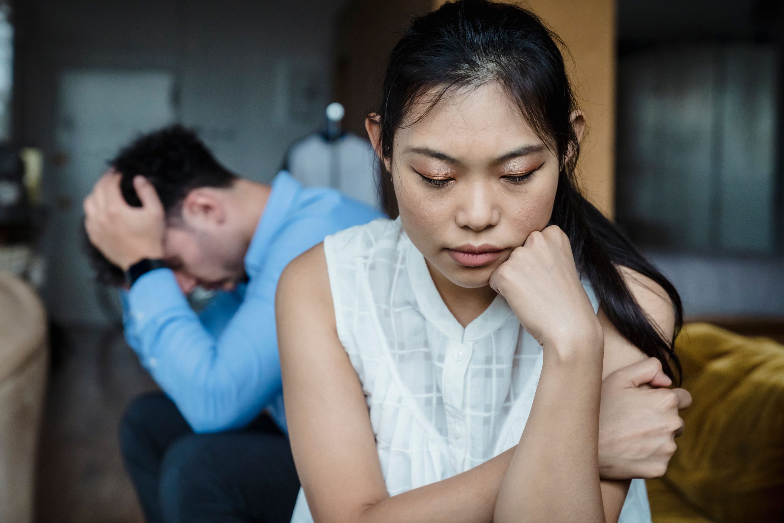 Couple en tension silencieux sur canapé