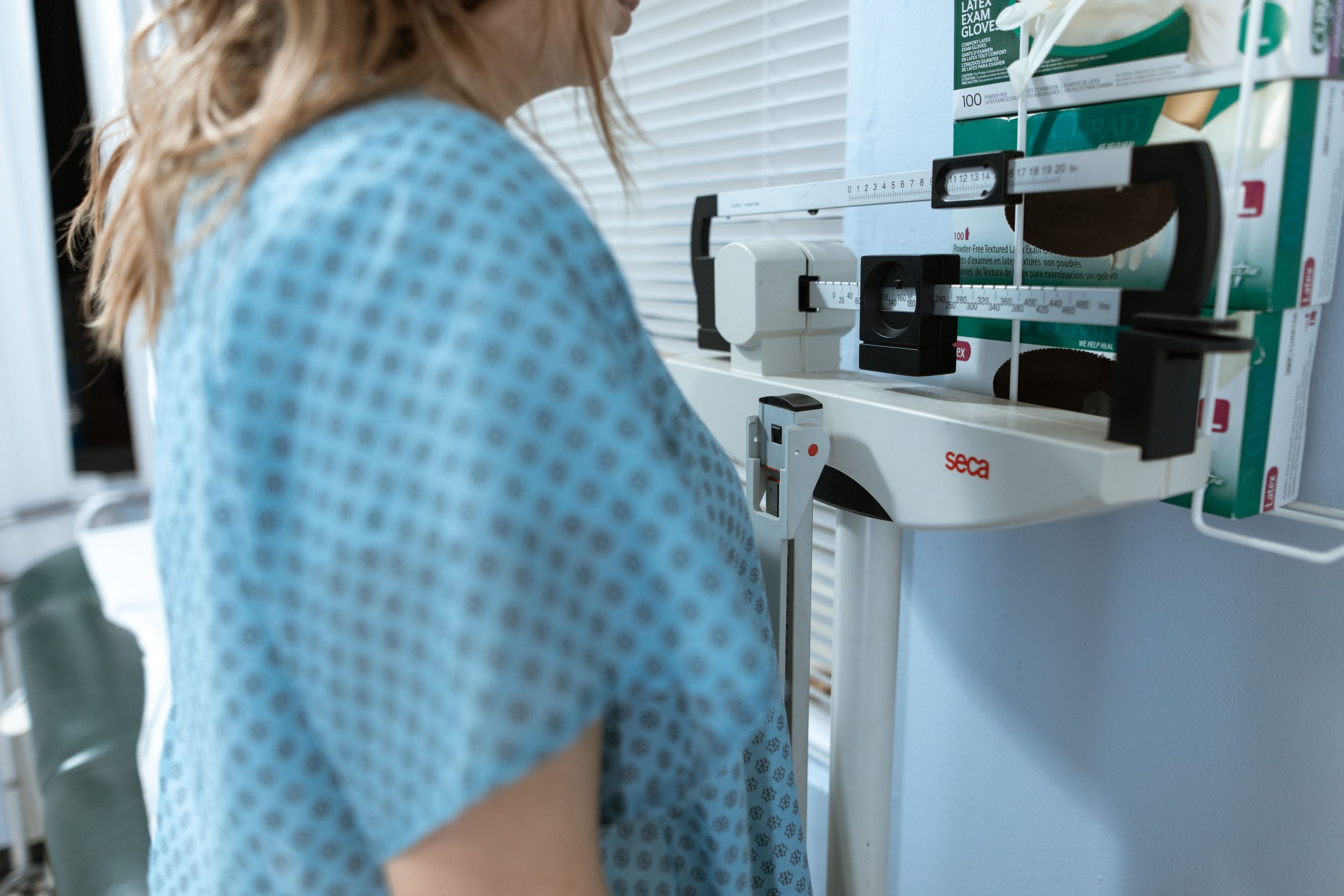 Femme adulte pesée sur balance médicale professionnelle