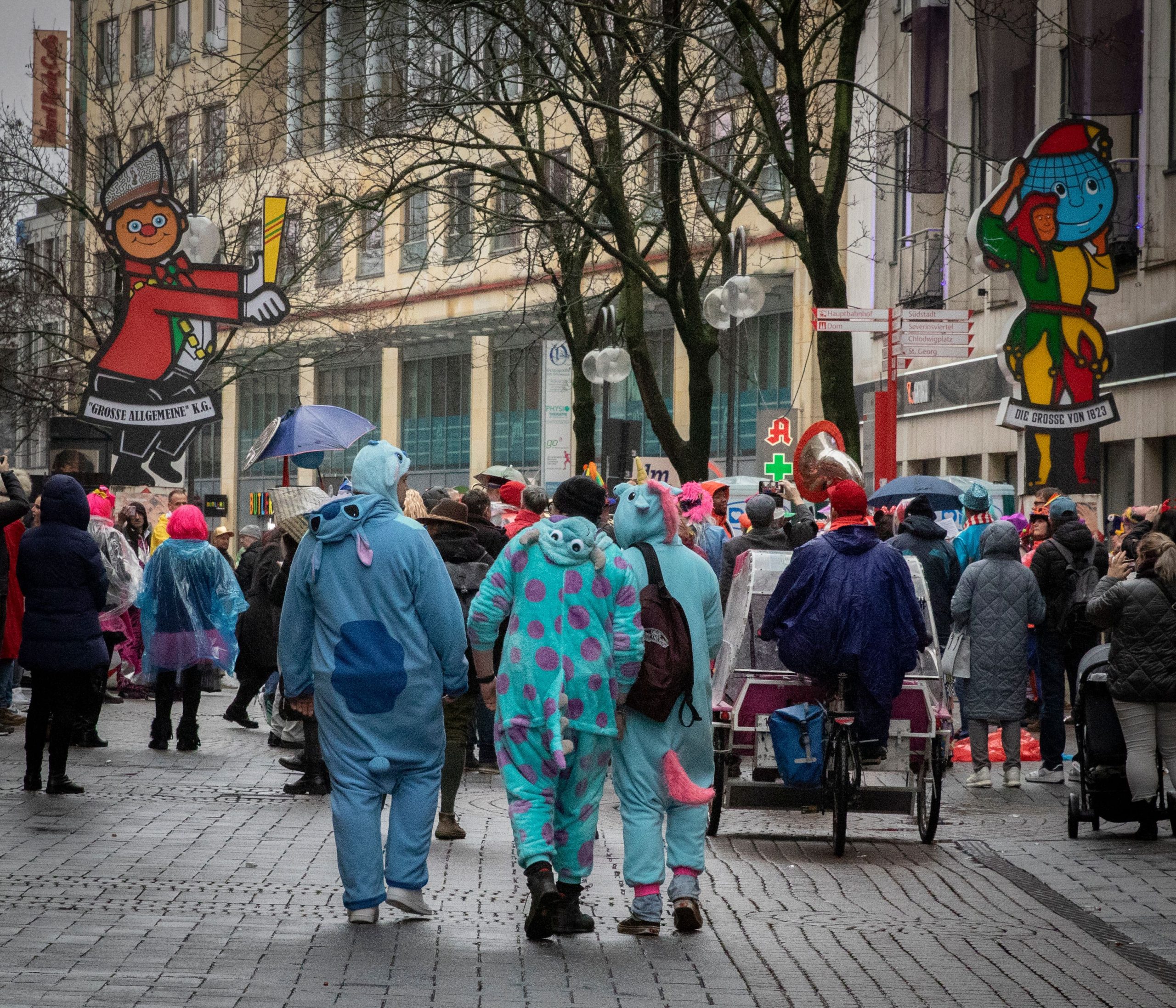 Défilé de carnaval vibrant à Cologne en costumes