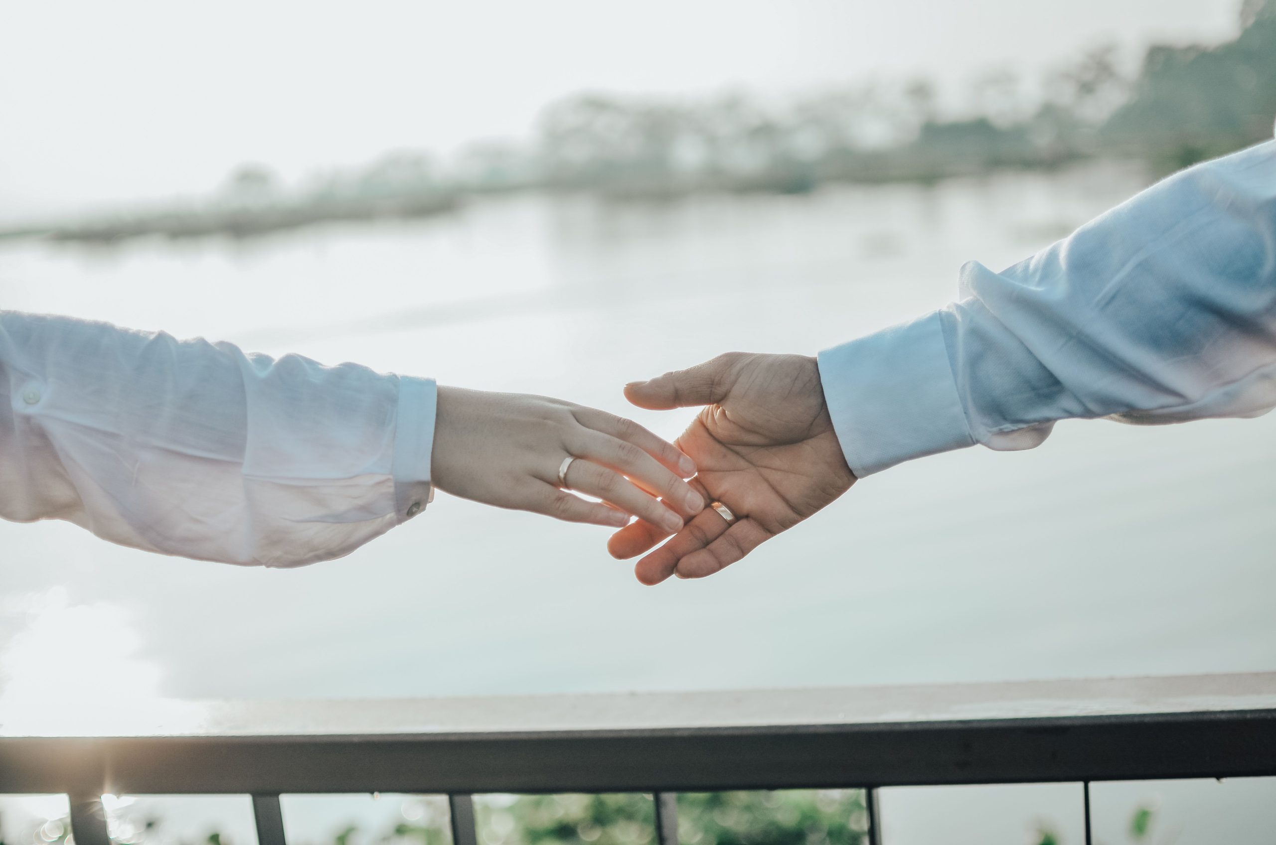 Couple se tendant la main symbolisant l'amour et la connexion