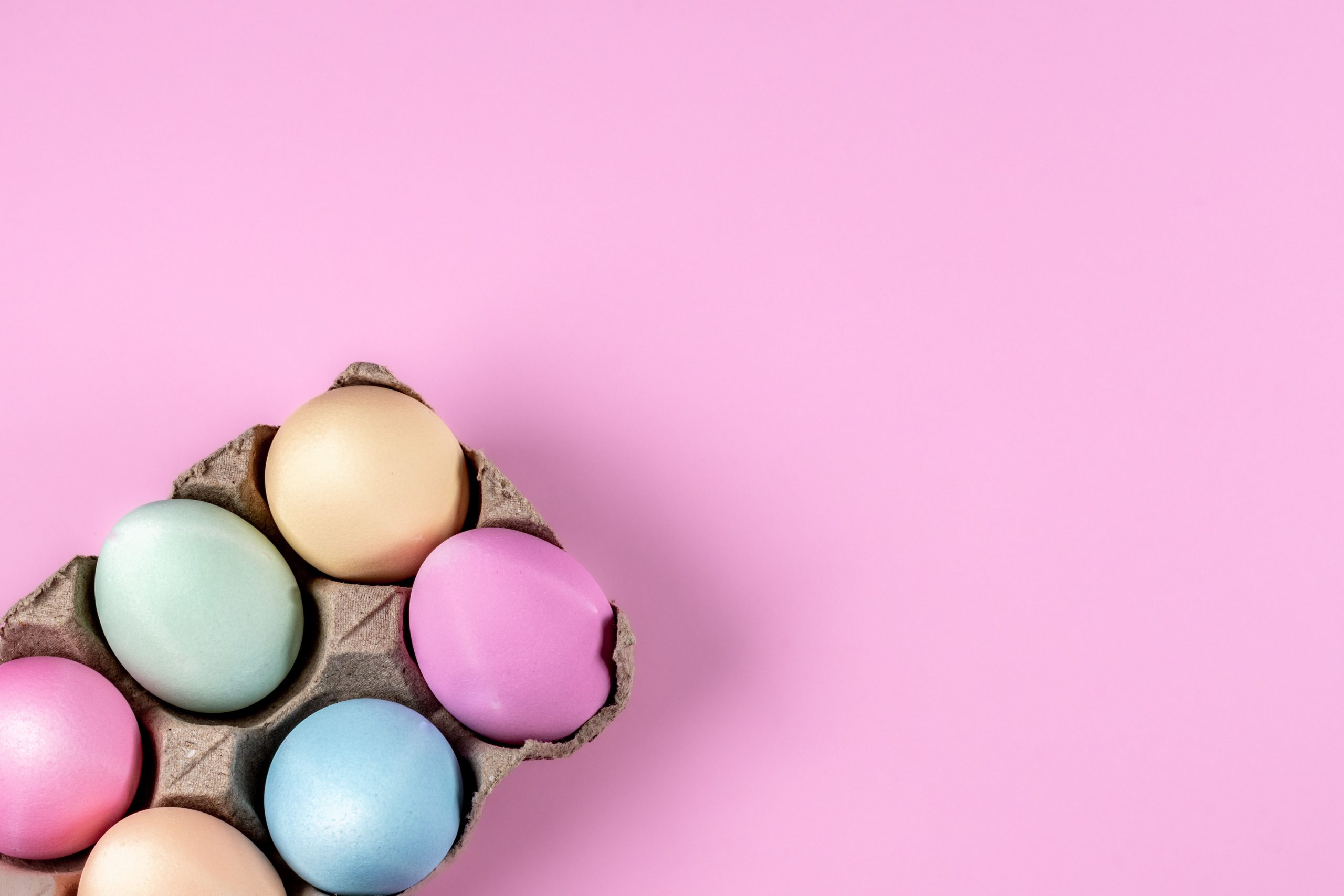 Oeufs de Paques pastel dans boîte rose