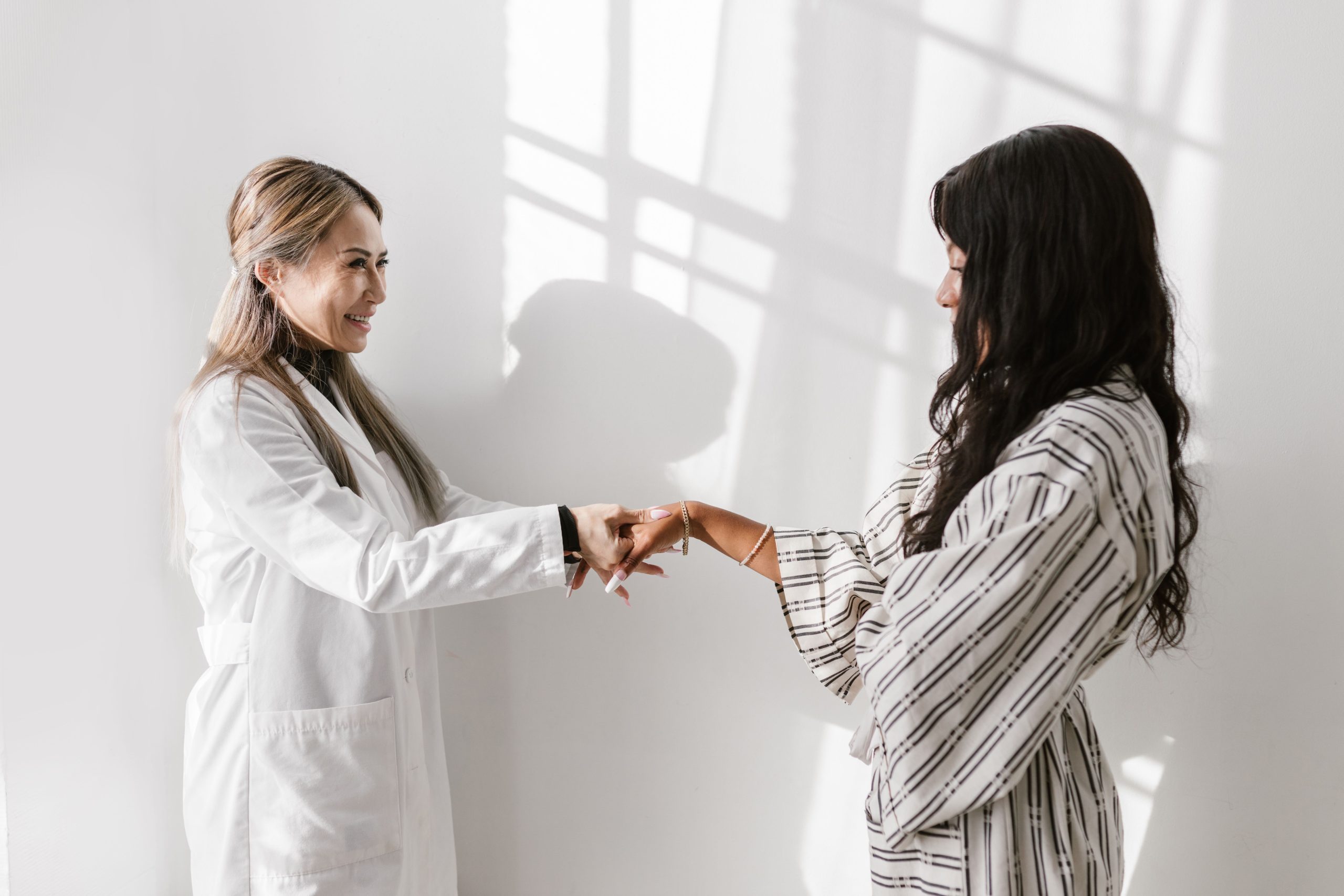 Échange chaleureux entre un médecin et sa patiente