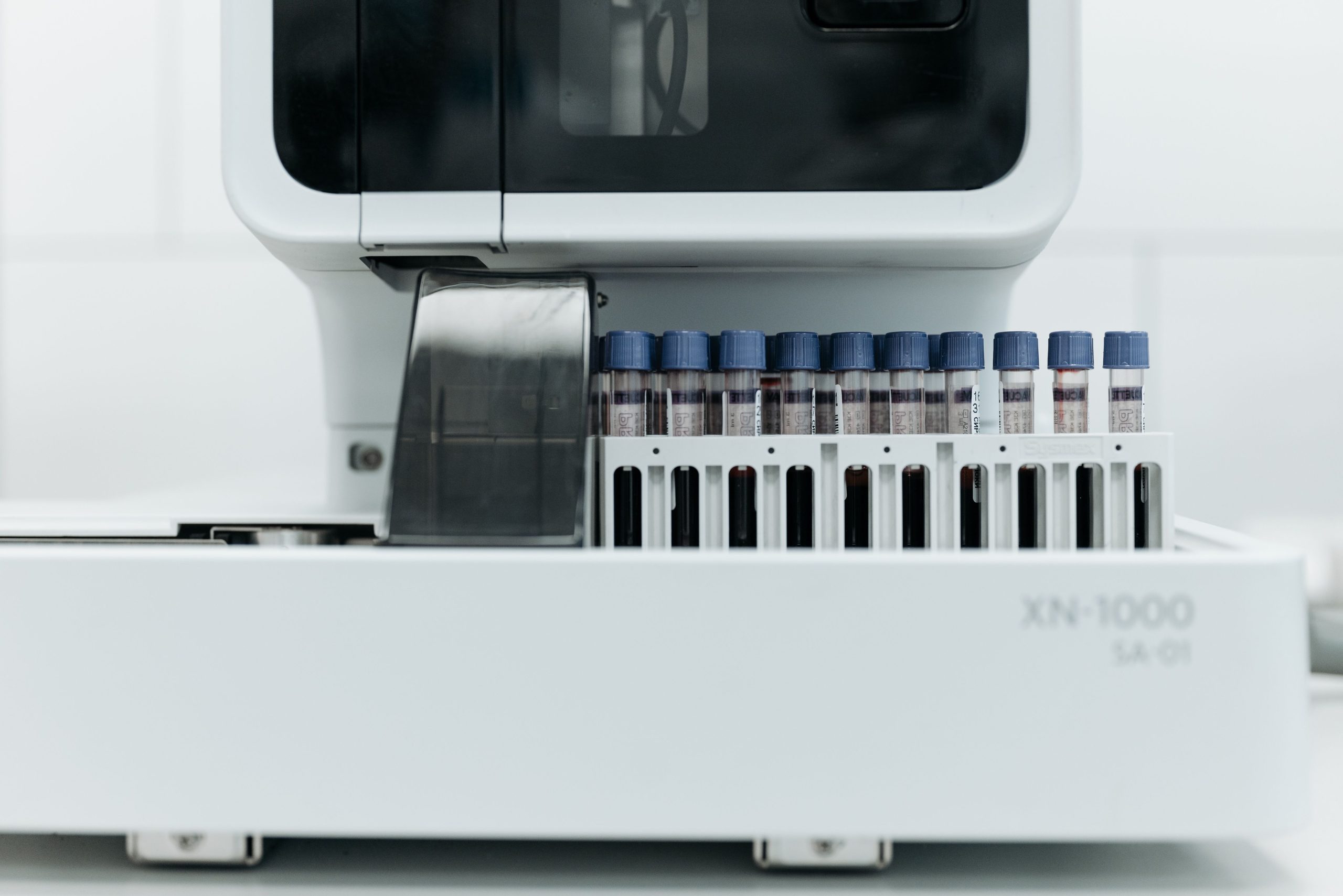 Machine de laboratoire contenant des tubes d'analyse