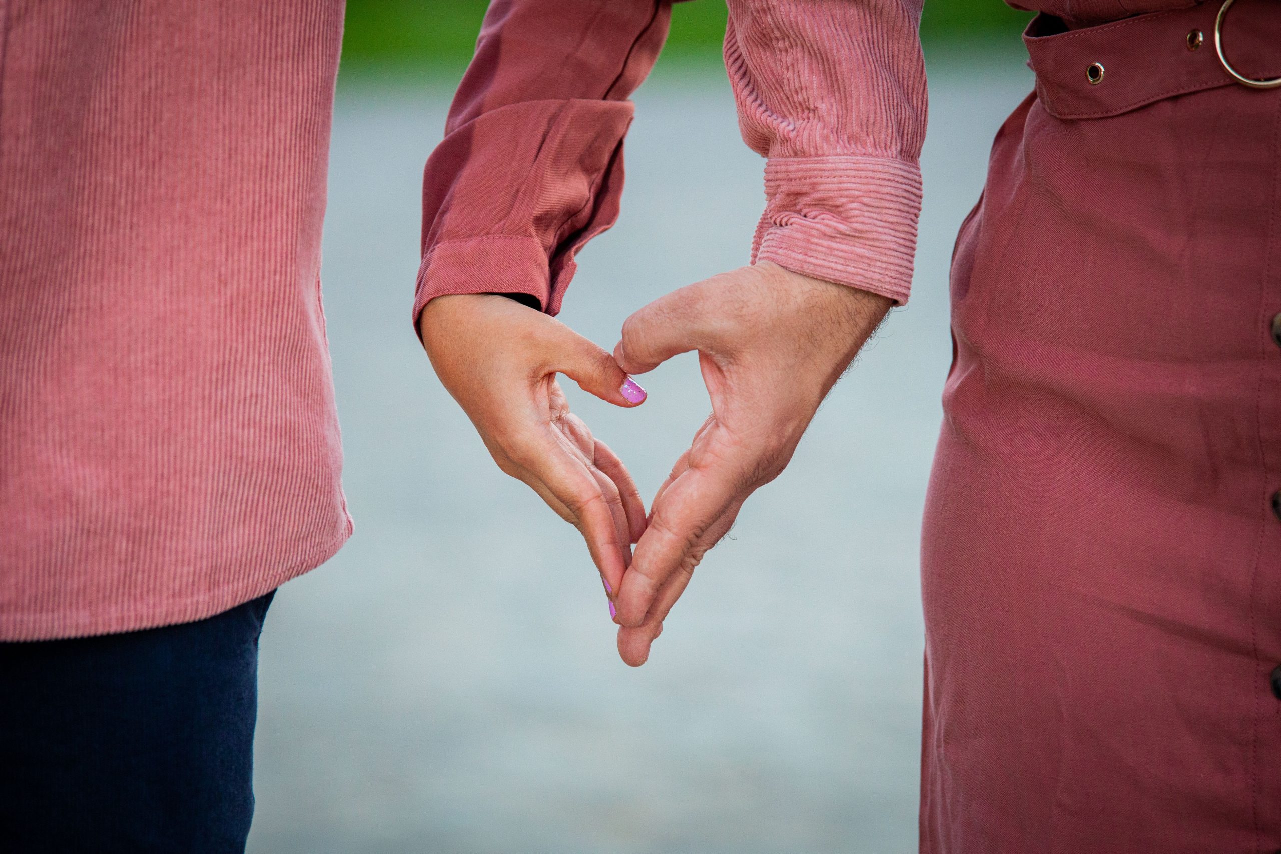 Mains formant un cœur symbolisant l'amour et l'affection