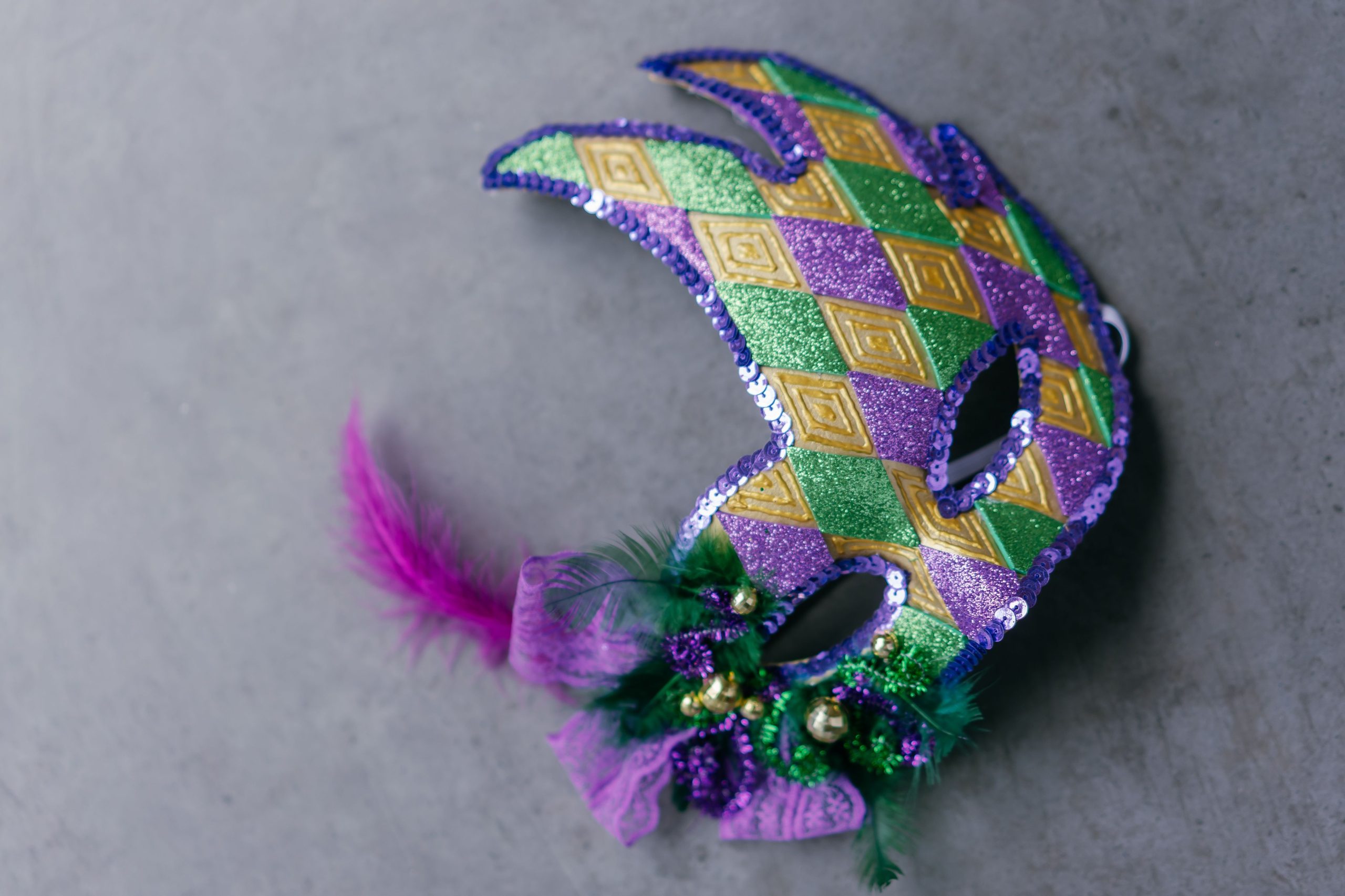 Masque Mardi gras pourpre, vert et or scintillant
