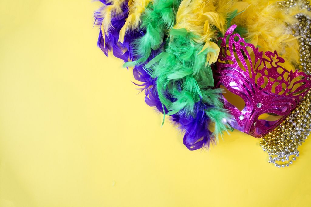 Masque de Mardi gras coloré avec plumes et perles