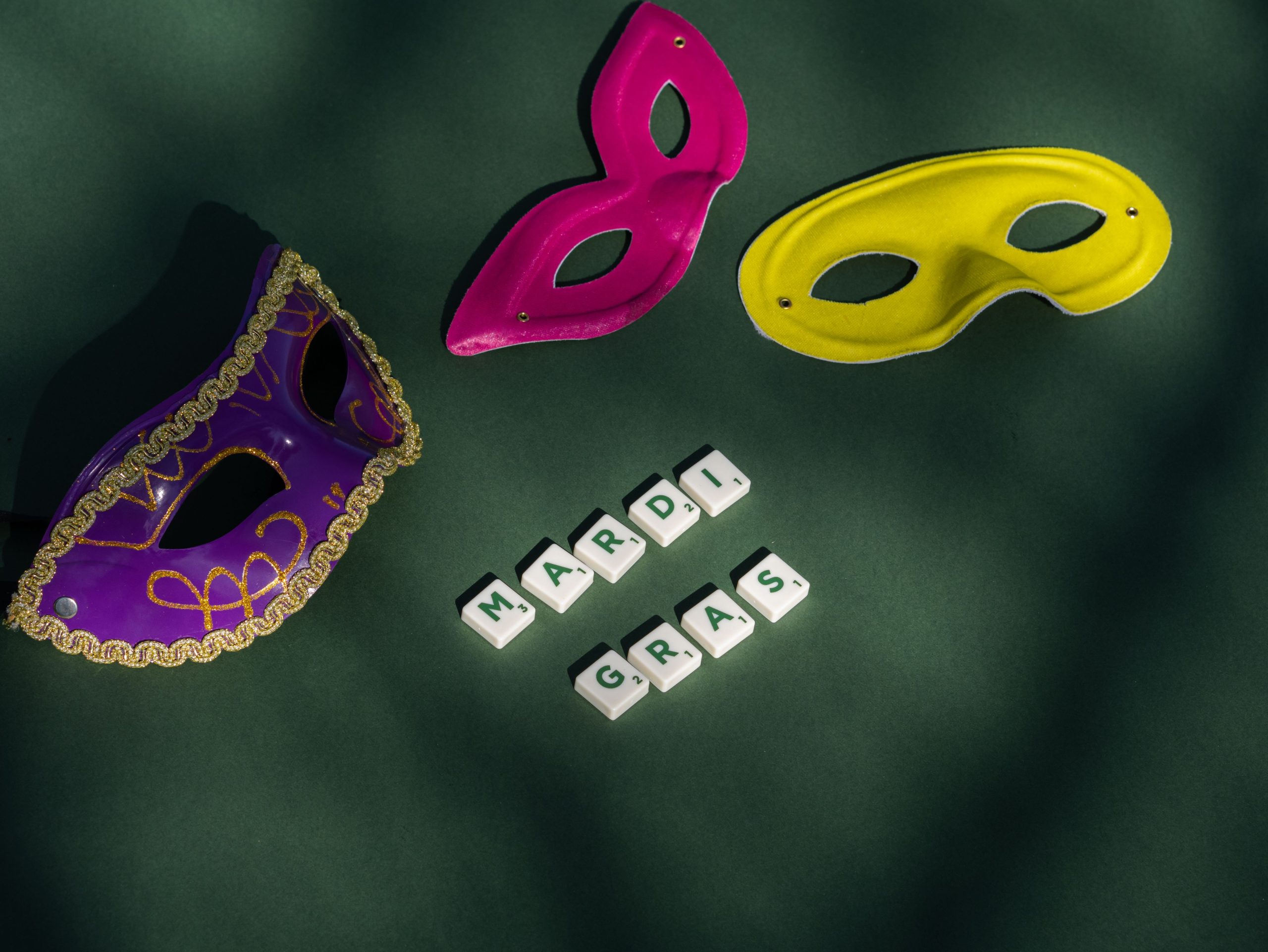 Masques de Mardi gras et lettres sur fond vert