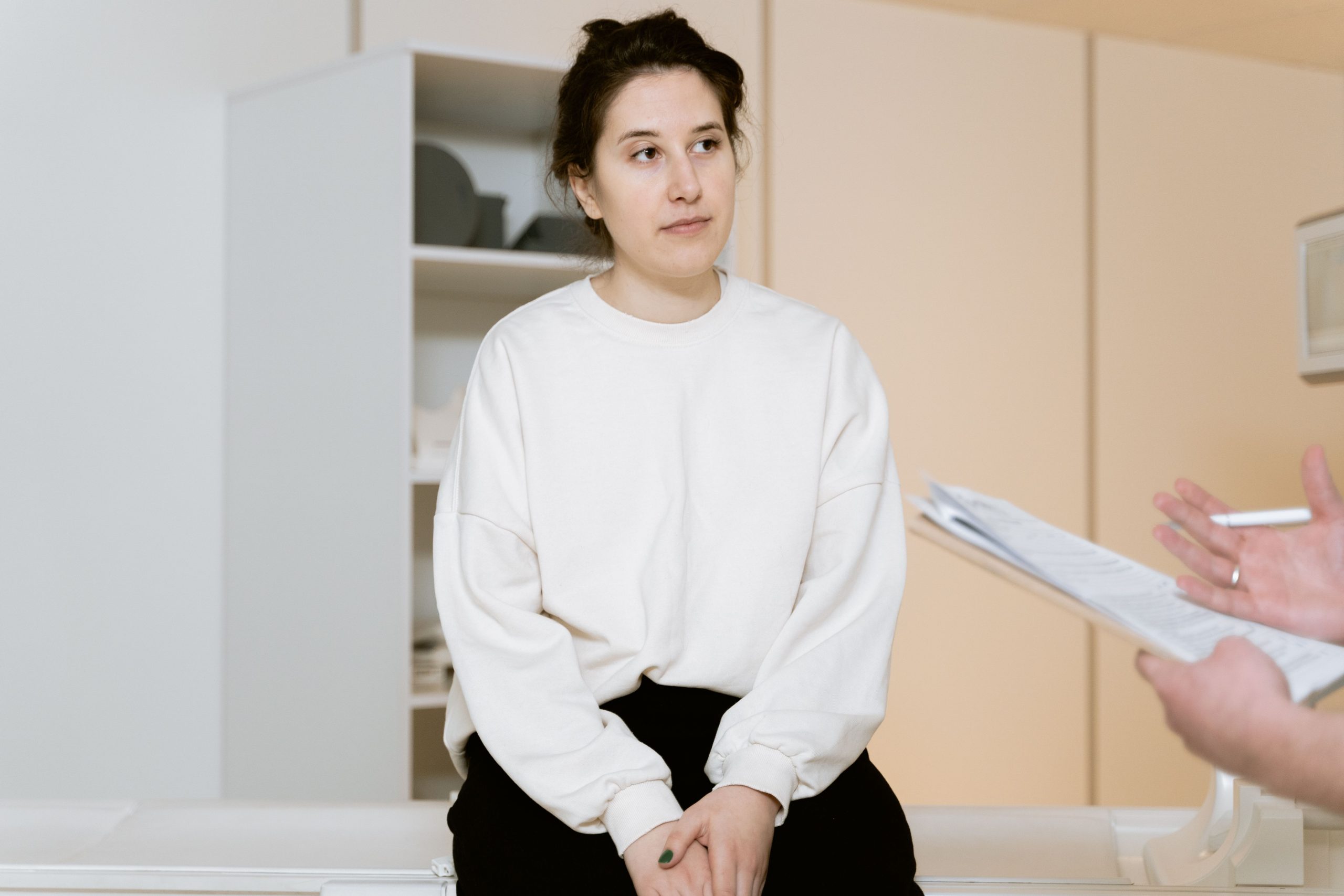 Femme attentive lors d'une consultation médicale